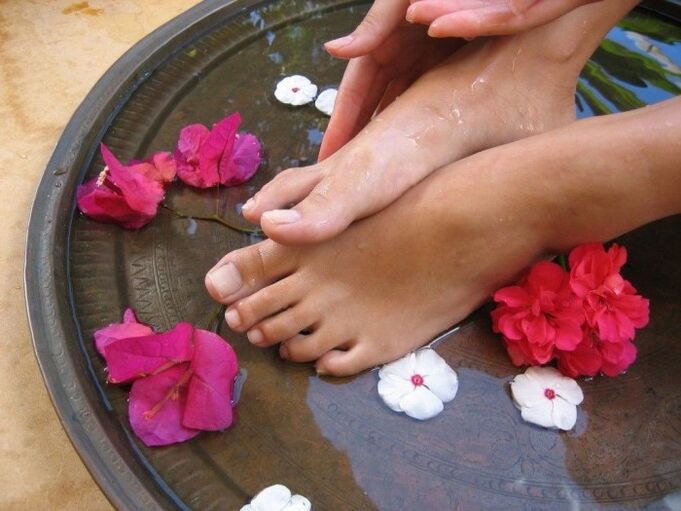 Apple cider vinegar bath against nail fungus